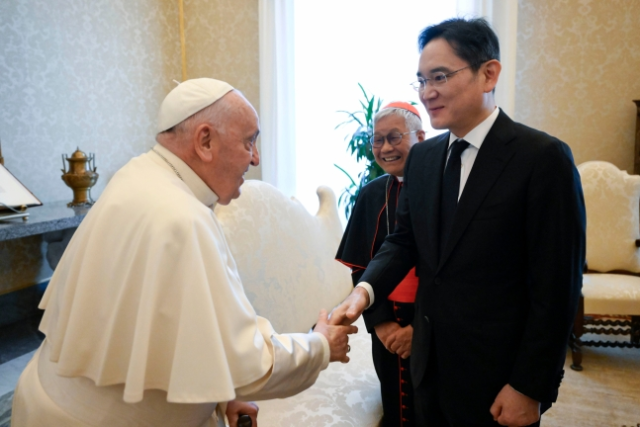 이재용(오른쪽) 삼성전자 회장이 지난달 27일(현지 시각) 로마 교황청을 찾아 프란치스코 교황과 만나 악수하고 있다. 이 회장이 교황을 알현한 건 이번이 처음이다. 게티이미지코리아