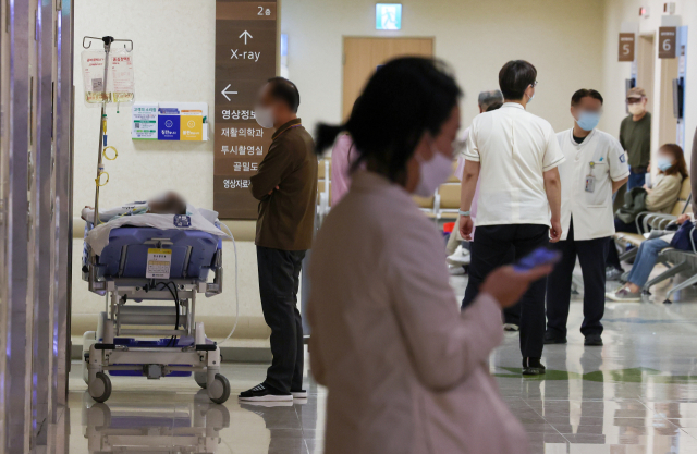 2일 서울 시내 한 대형병원에서 환자 및 의료진이 엘리베이터를 기다리고 있다. 연합뉴스