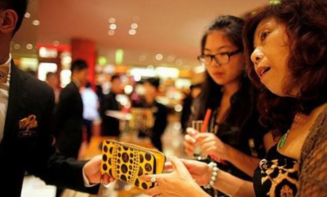 중국 여성들이 상하이 중심가의 명품 매장을 찾아 직원과 얘기를 나누고 있다. 연합뉴스