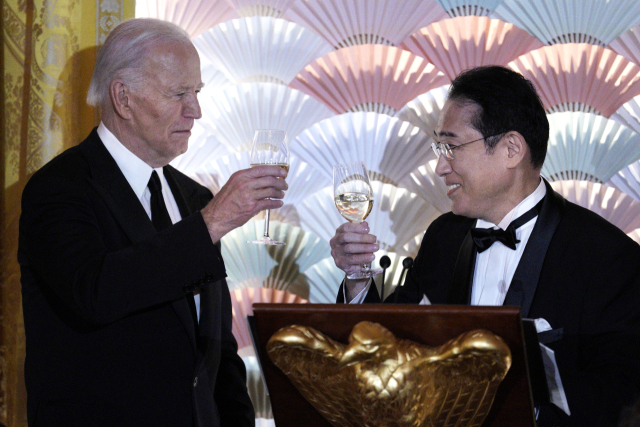 조 바이든(왼쪽) 미국 대통령이 10일(현지시간) 미국 워싱턴DC 백악관에서 열린 국빈 만찬에서 기시다 후미오 일본 총리와 건배하고 있다./EPA연합뉴스