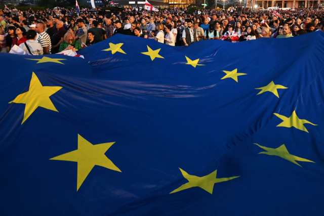 4월 28일 흑해 연안국 조지아에서 언론 및 비정부기구(NGO) 통제 법안에 반대하는 시위가 벌어진 가운데 시위대가 유럽연합(EU) 깃발을 펼쳐 들고 있다. AFP연합뉴스