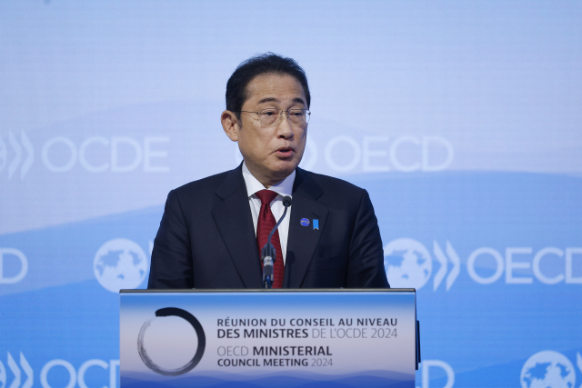 기시다 후미오 일본 총리가 2일(현지시간) 프랑스 파리에서 열린 경제협력개발기구(OECD) 각료이사회(MCM)에서 연설을 하고 있다. EPA연합뉴스