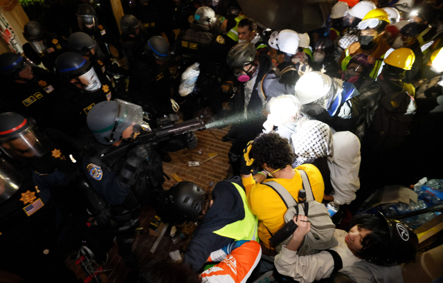 경찰이 2일(현지시간) 새벽 캘리포니아주 로스앤젤레스 캘리포니아대(UCLA) 캠퍼스 내 야영 바리케이드 일부를 파괴한 후 친팔레스타인 학생들과 충돌하고 있다. 이날 수백 명의 경찰이 UCLA 내에 설치된 항의 바리케이드를 허물고 학생들을 체포했다. AFP연합뉴스