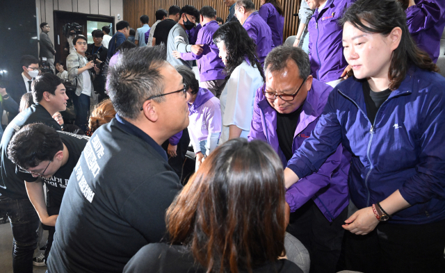 2일 서울 여의도 국회에서 열린 본회의에서 이태원참사 피해자 권리보장과 진상규명 및 재발방지를 위한 특별법안이 통과되자 전세사기 피해자들이 이태원참사 유가족들을 위로하고 있다. 이날 본회의에서 이태원특별법이 통과됐고, 전세사기피해자 지원 및 주거안정에 관한 특별법의 본회의 부의가 가결됐다. 오승현 기자 2024.05.02