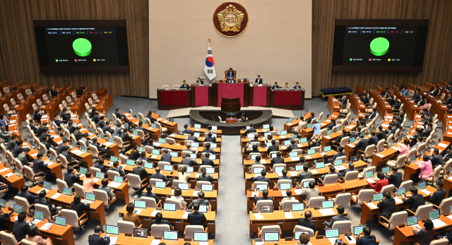 2일 서울 여의도 국회에서 열린 본회의에서 '이태원참사 피해자 권리보장과 진상규명 및 재발방지를 위한 특별법안'이 가결되고 있다. 윤석열 대통령이 재의요구권(거부권)을 행사해 재표결을 앞두고 있었던 이태원특별법은 여야 합의를 통해 이날 본회의에서 통과됐다. 오승현 기자 2024.05.02