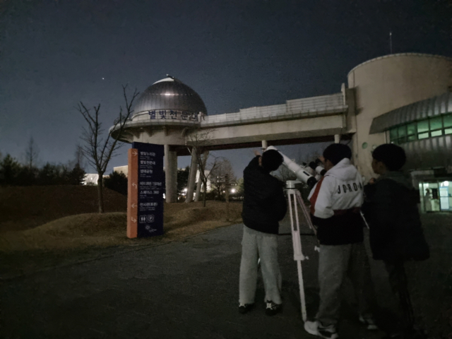 국립광주과학관 야간천체관측 프로그램에 참여한 학생들이 고성능 천체망원경을 활용해 밤하늘의 별을 관측하고 있다. 사진 제공=국립광주과학관