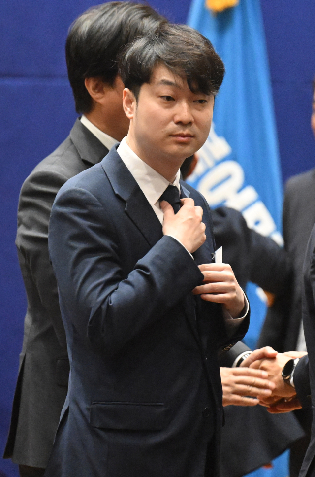 당선자 총회 참석한 김동아