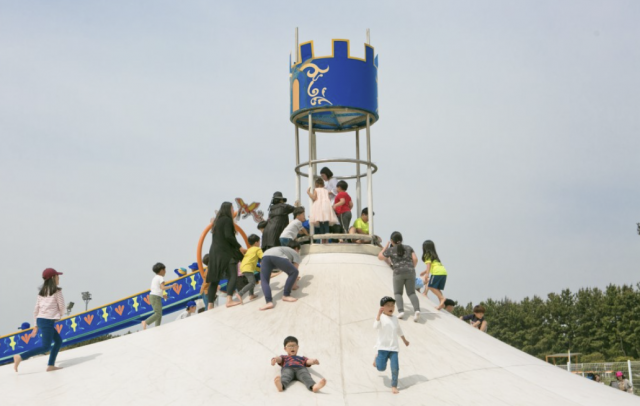 한라산과 노꼬메오름을 배경으로…제주 렛츠런 파크골프장[주목이구장]