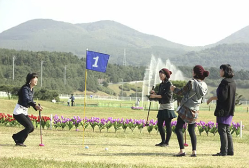 한라산과 노꼬메오름을 배경으로…제주 렛츠런 파크골프장[주목이구장]