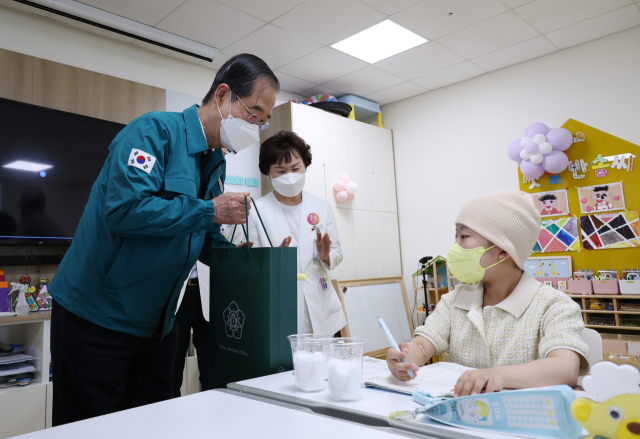 국립암센터 방문한 韓총리, '진료협력체계 강화해 암환자 진료지연 방지'