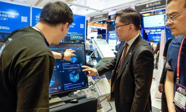 류광준 과학기술정보통신부 과학기술혁신본부장(가운데)이 3일 서울시 강남구 코엑스에서 열린 ‘AI EXPO 2024’ 엑셈 부스를 찾아 설명을 듣고 있다. 사진 제공=엑셈