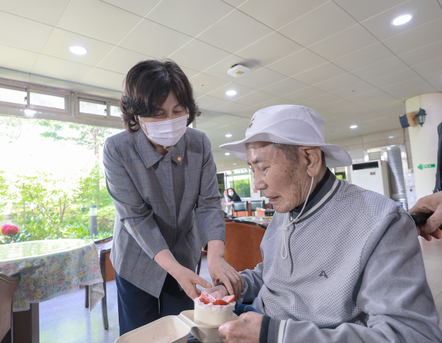 강정애 국가보훈부 장관이 3일 어버이날을 맞아 경기 수원시 보훈원을 찾아 무의탁 국가유공자에게 케이크를 나눠드리고 있다. 사진 제공=국가보훈부