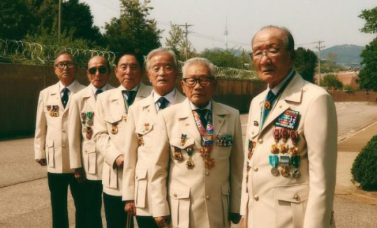 새로운 제복을 입은 ‘제복의 영웅들’ 6·25참전유공자 화보. 사진 제공=국가보훈부