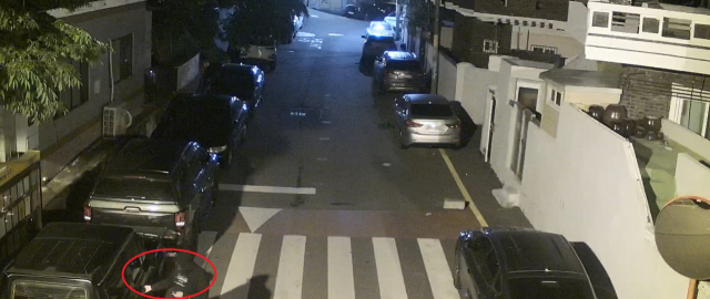 3일 새벽 울산 중구 CCTV통합관제센터에 포착된 차량털이 미수범. 사진제공=울산시 중구