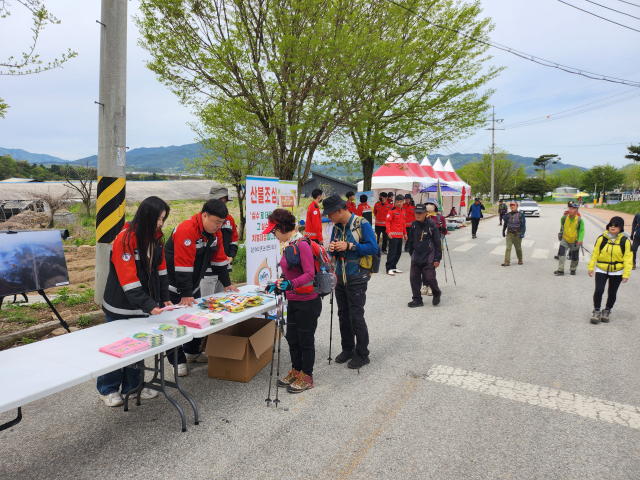 산림청 직원들이 등산객을 대상으로 산불예방 캠페인을 전개하고 있다. 사진제공=산림청