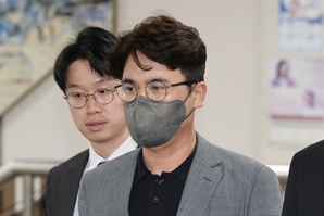 “편의 봐주겠다” 뒷돈 받은 KIA 장정석·김종국… 첫 재판에서 혐의 부인