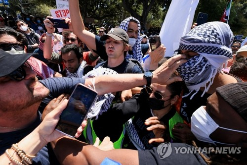 각각 팔레스타인과 이스라엘을 지지하는 시위대가 지난 달 28일(현지시간) 미국 로스앤젤레스 캘리포니아대(UCLA) 캠퍼스에서 실랑이를 벌이고 있다. 로이터 연합뉴스
