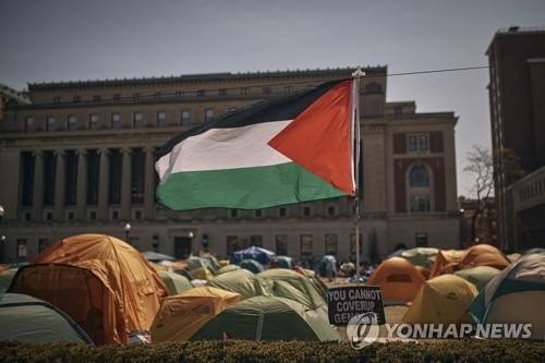 28일(현지시간) 미국 뉴욕 컬럼비아대 캠퍼스에 대형 팔레스타인 국기가 바람에 나부끼고 있다. 컬럼비아대에서는 가자지구 종전을 촉구하는 친팔레스타인 시위대의 '텐트 농성'이 일주일 넘게 이어지고 있다. AP 연합뉴스