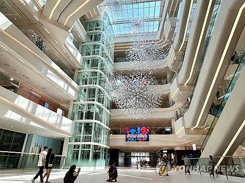 롯데쇼핑이 지난해 9월 22일 개장한 베트남 최대 규모의 상업 복합단지 '롯데몰 웨스트레이크 하노이'의 쇼핑몰 1층 전경. 사진 제공=롯데쇼핑