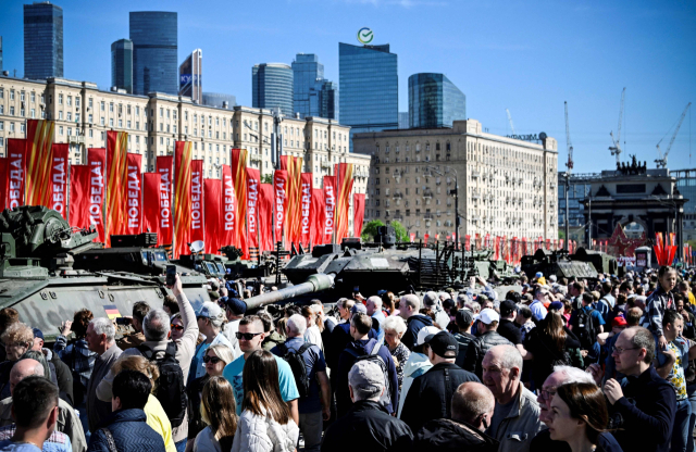 1일(현지 시간) 러시아 모스크바의 제2차 세계대전 기념 단지에서 러시아군이 우크라이나에서 노획한 서방 군사 장비를 전시회가 열린 가운데 모스크바 시민들이 이를 관람하고 있다. /AFP연합뉴스