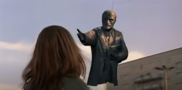 영화 '굿바이 레닌'에서 집 밖으로 나온 어머니가 레닌의 동상이 철거되는 장면을 목격하고 있다. /영화 굿바이레닌 갈무리