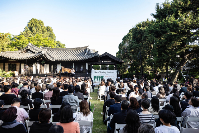 지난 달 27일 서울 종로구 윤보선 고택에서 열린 SSF 고택 음악회에서 윤혜리 플루티스트가 연주를 하고 있다. /사진 제공=SSF