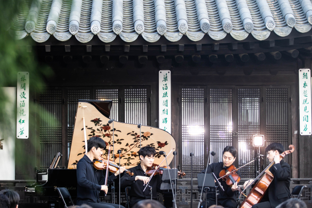 지난 27일 서울 종로구 윤보선 고택에서 열린 SSF 고택 음악회에서 노부스 콰르텟이 스메타나의 ‘나의 생애에서’를 연주하고 있다. /사진 제공=SSF