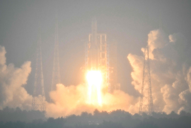 중국의 달 탐사선 창어 6호가 3일 중국 하이난성 원창우주발사장에서 발사되고 있다. AFP연합뉴스