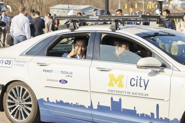 2023년 미국 방문 당시 김동연 경기도지사가 미시간대학교Mcity자율주행 차량을 시승해 보고 있다. 사진 제공 = 경기도