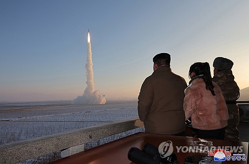 지난해 12월 18일 김정은 북한 국무위원장이 참관한 가운데 고체연료 대륙간탄도미사일(ICBM) 화성-18형 발사훈련이 단행됐다고 조선중앙통신이 보도했다. 연합뉴스