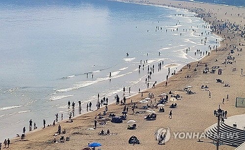 4월 마지막 휴일인 28일 부산 해운대해수욕장에서 나들이객들이 백사장에서 더위를 식히고 있다. 연합뉴스