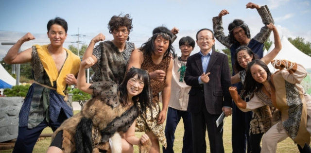 연천 구석기 축제에서 원시인 복장을 한 배우들이 김덕현 연천군수(오른쪽에서 네 번째)와 기념 사진을 찍고 있다. 사진 제공=연천군