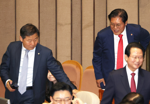 이철규(왼쪽)-송석준 국민의힘 의원이 2일 국회에서 열린 본회의에서 인사를 하고 있다. 연합뉴스