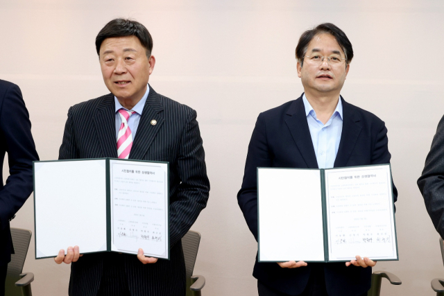 이동환 고양시장(오른쪽)과 김영식 고양시의장이 상생협약서에 사인하고 기념촬영을 하고 있다. 사진 제공=고양시