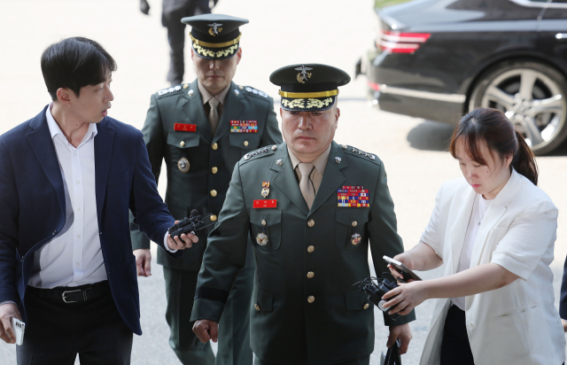 김계환 해병대 사령관이 4일 오전 해병대 채모 상병 순직 사건 수사외압 의혹 관련 조사를 받기 위해 정부과천청사 고위공직자범죄수사처(공수처)로 들어가고 있다. 연합뉴스