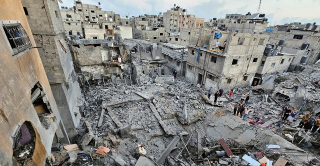 팔레스타인인들이 지난 19일(현지시간) 가자지구 자발리아 난민촌 주택가 공습 현장에 모여 있다. 사진=로이터연합뉴스