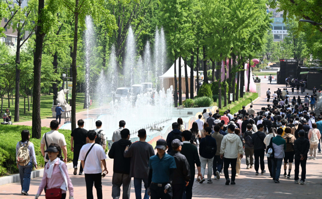 어린이날을 앞둔 3일 서울 광진구 어린이대공원이 나들이객들로 붐비고 있다. 권욱 기자