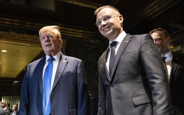 지난달 17일(현지시간) 미국 뉴욕 트럼프타워에서 도널드 트럼프(왼쪽) 전 미 대통령과 안드레이 두다 폴란드 대통령이 회동을 하고 있다. AP 연합뉴스
