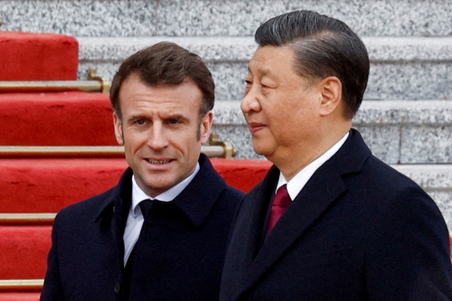 시진핑(오른쪽) 중국 국가주석이 지난해 4월 에마뉘엘 마크롱 프랑스 대통령이 방중했을 당시 베이징 인민대회당에서 맞이하고 있다. 두 사람은 프랑스 파리에서 다시 만난다. 로이터연합뉴스