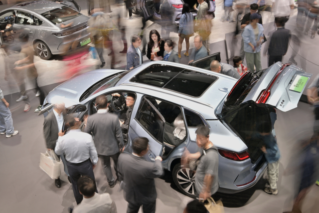 4일 중국 베이징에서 열린 베이징국제자동차전시회에서 관람객들이 BYD의 전기차 제품을 둘러보고 있다. 신화연합뉴스(240505) -- BEIJING, May 5, 2024 (Xinhua) -- Visitors view a vehicle of Song PLUS by Chinese NEV manufacturer BYD during the 2024 Beijing International Automotive Exhibition in Beijing, capital of China, May 4, 2024. (Xinhua/Yin Dongxun)