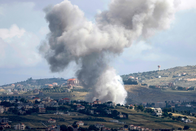 5일 레바논과 이스라엘 접경지인 레바논 남부 메이스 알자발 마울에 이스라엘군의 공습으로 연기가 피어오르고 있다. AFP연합뉴스
