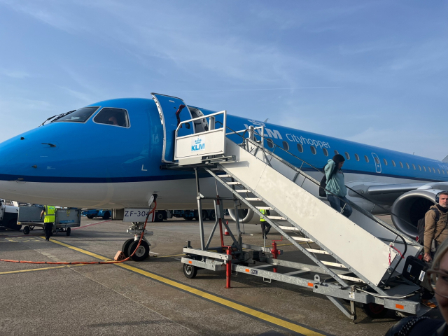 브라질 엠브레어가 제작한 KLM 네덜란드항공 소속의 E190 여객기가 네덜란드 암스테르담 공항에 착륙했다. 암스테르담=서민우기자