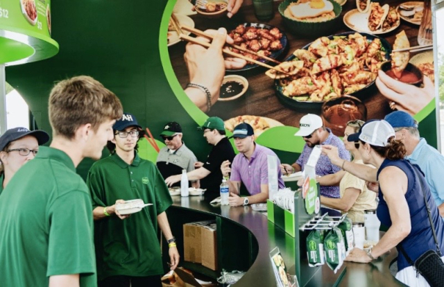 '더 CJ컵 바이런 넬슨'에서 갤러리들이 '비비고 컨세션'을 방문해 음식을 시식하고 있다. /사진제공=CJ제일제당