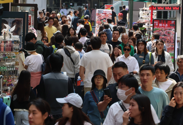 이달 1일 서울 명동 거리가 시민들과 관광객들로 붐비고 있다. 중국 노동절(5월 1∼5일)과 일본 골든위크(4월 27일∼5월 6일) 등이 맞물려 외국인 방문객이 크게 늘 것으로 예상된다. 연합뉴스