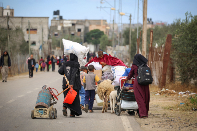 6일(현지시간) 이스라엘군의 대피 명령에 따라 가자지구 남부 라파의 팔레스타인인들이 짐을 들고 피난하고 있다. AFP연합뉴스