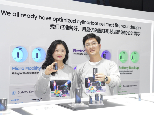 삼성SDI의 임직원이 5일 중국 상해에서 개최된 '차이나 사이클 쇼 2024'에서 원통형 배터리 제품을 소개하고 있다. 사진제공=삼성SDI