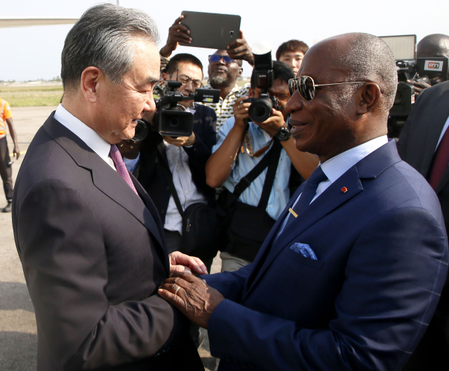 왕이(왼쪽) 중국공산당 중앙외사판공실 주임 겸 외교부장이 1월 17일 코트디부아르에 도착해 레온 카쿠 아돔 코트디부아르 외교장관과 만나 악수를 하고 있다. EPA연합