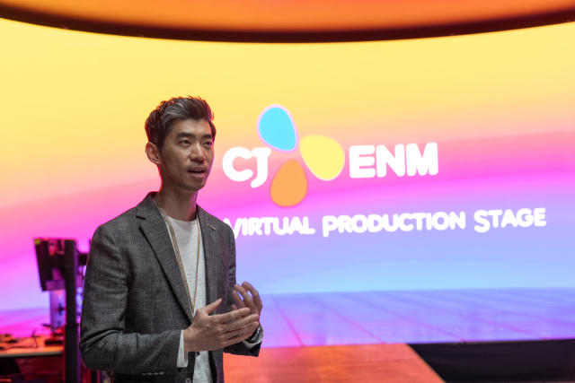 지난달 24일 경기 파주시 CJ ENM 스튜디오 센터에 조성된 CJ ENM 버추얼 프로덕션 스테이지에서 안희수 CJ ENM 버추얼 프로덕션 스테이지 프로듀서가 프레젠테이션 중이다.사진 제공=CJ ENM