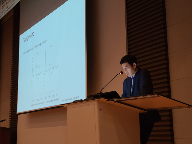 권인규 강남세브란스병원 위장관외과 교수가 지난 3일 고려인삼학회에서 홍삼 관련 임상 연구 결과를 발표하고 있다. 사진 제공=고려인삼학회