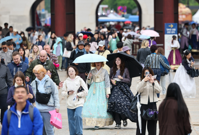 연휴 마지막 날인 6일 경복궁을 찾은 관광객과 시민들이 즐거운 시간을 보내고 있다. 연합뉴스